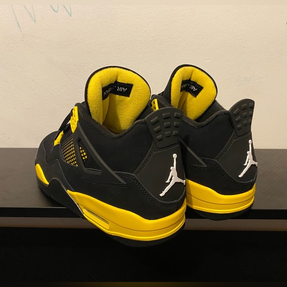 Air Jordan 4 “thunder” - Picture 4 of 5